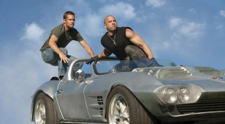 Paul Walker junto a Vin Diesel protagonistas de la serie "Rápidos y Furiosos". La muerte de Walker deja la séptima entrega en plena fase de producción, pero se cree que de alguna forma se continuará.